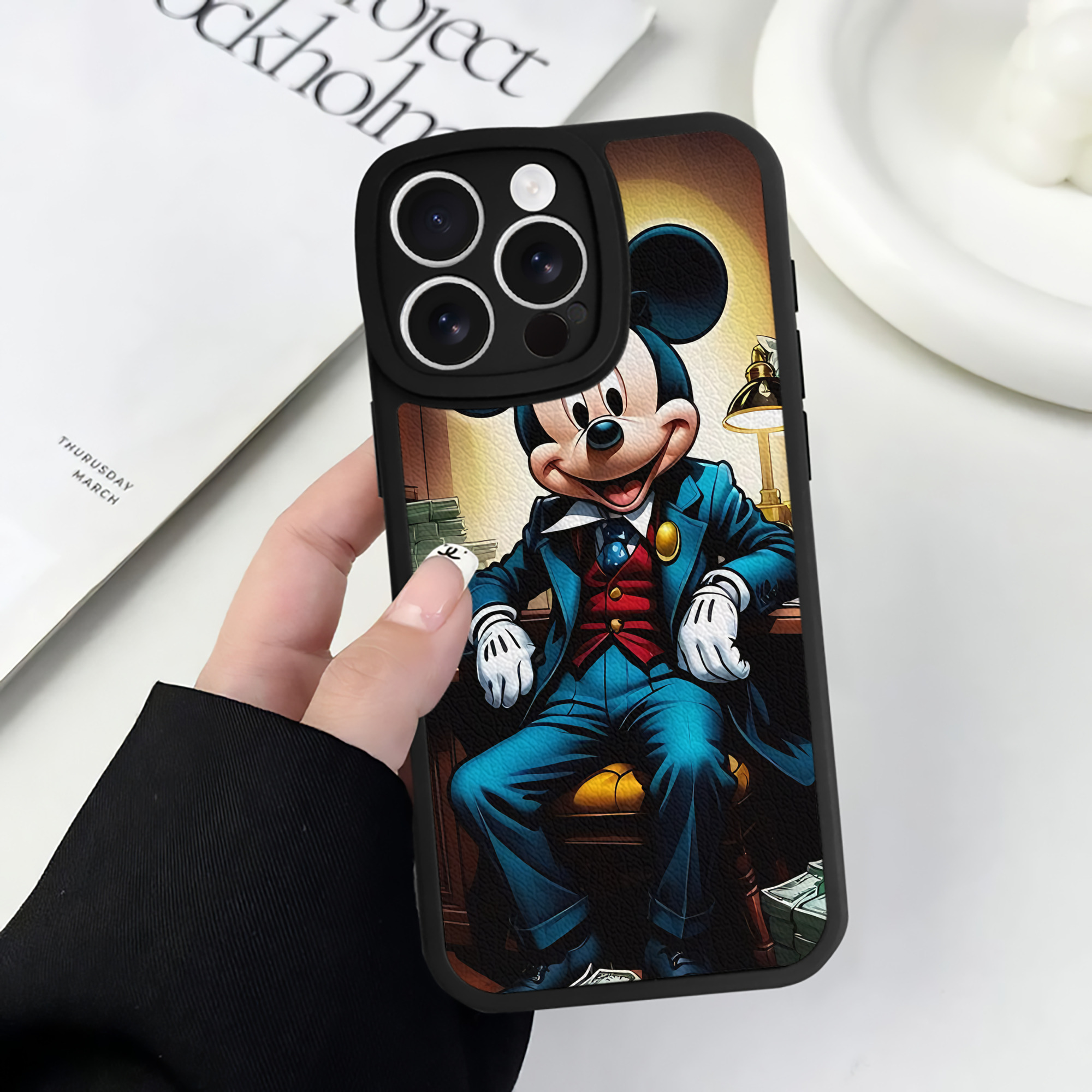 （画像用） ミッキーマウス Mickey Mouse 【iPhone 16シリーズ対応】シリコンスマホケース（レザー調） 材質：シリコン